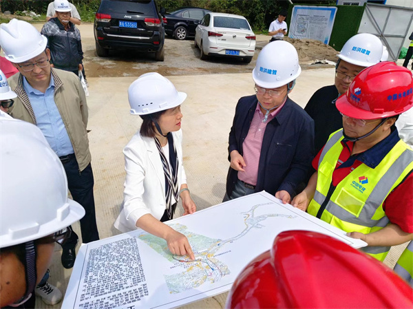 5月9日，江卓琪付市长调研新安江防洪治理工程，张总陪同。.jpg