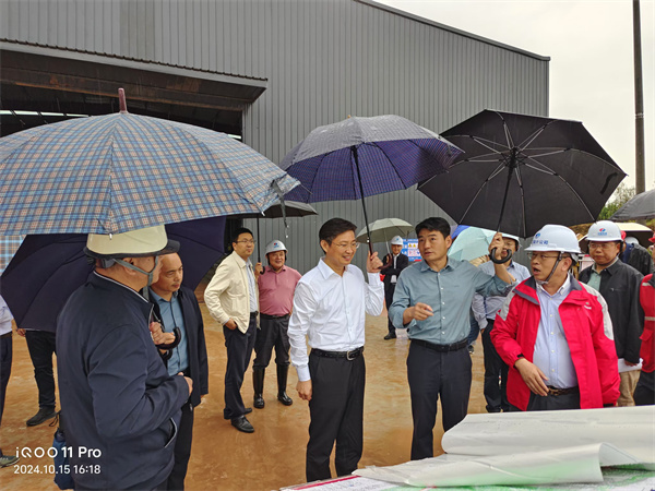 10月15日，洪董，张总陪同市，县领导调研防洪工程项目.jpg